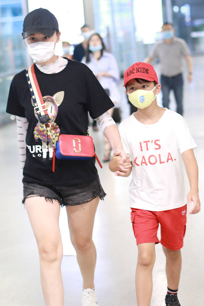 田亮一家罕见合体 儿子田宸羽与爸爸似"复制粘贴"