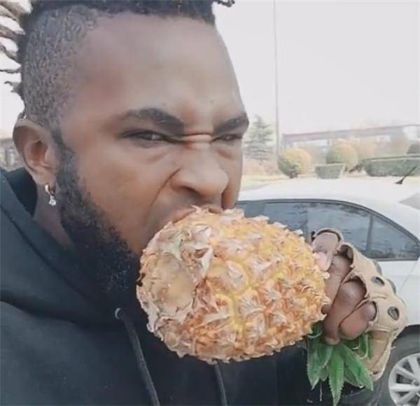 当你大口吃着菠萝的时候,其实菠萝也正在"吃"你_盐水