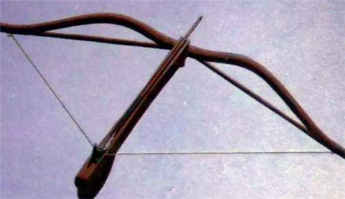 首先就是秦弩,中国拥有悠久使用弓弩的历史,著名的文物考古学家孙机