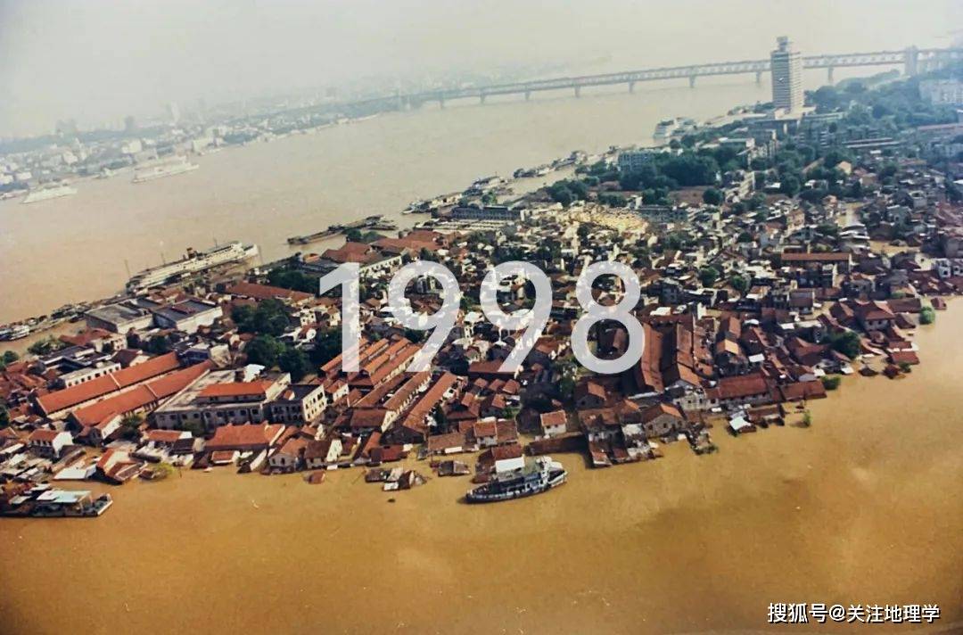 为我们守护着这座城 当年 城市边缘几乎 "淹没"在涛涛洪流中 1998年