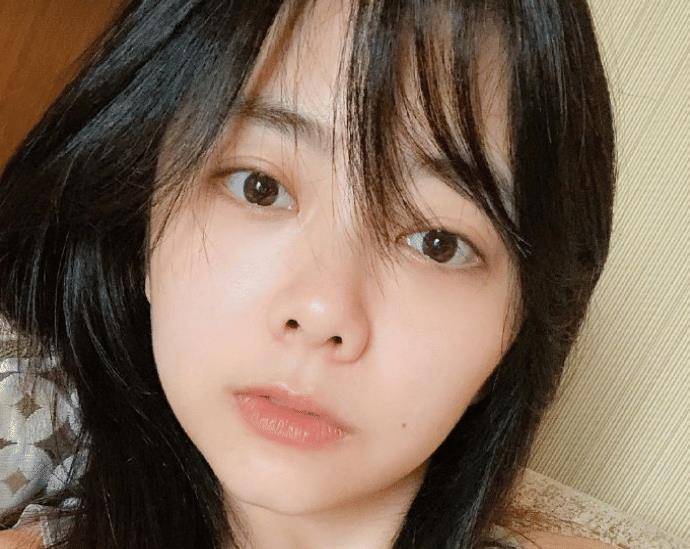 原创谭松韵给粉丝发福利,晒素颜自拍怼脸照,这状态确定有30岁?