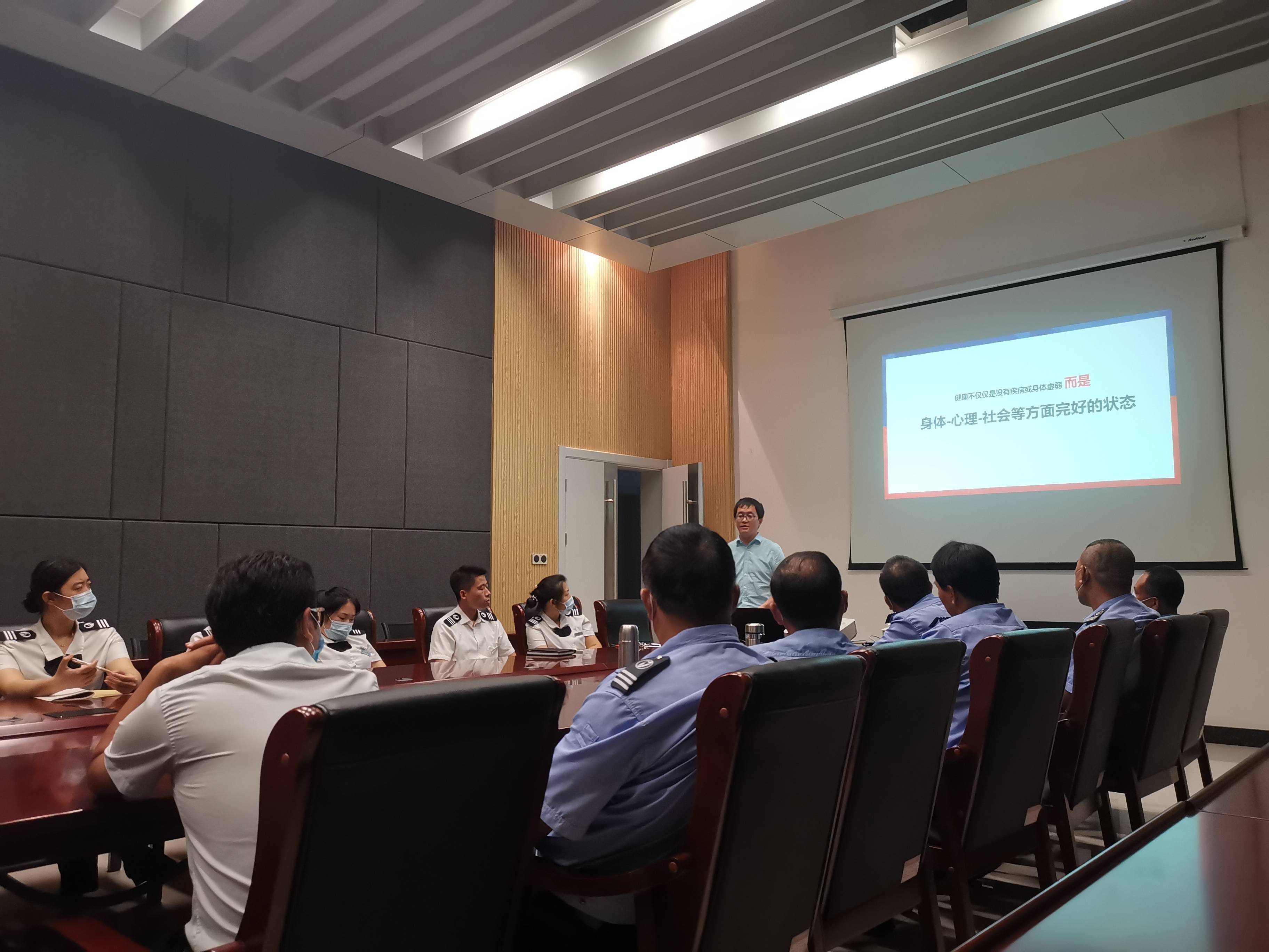 观点评论|社会心理服务专家罗清军老师为公交驾驶员开展心理健康培训