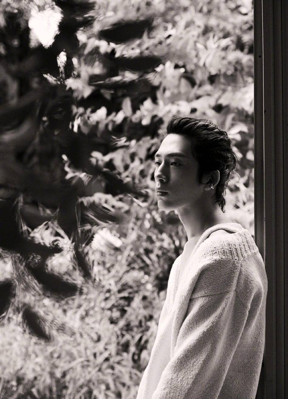 井柏然日系写真演绎花儿与少年 慵懒随性别有魅力