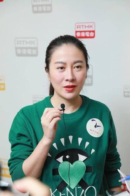 叶璇直播太真实了,素颜面对镜头,没有遮掩也不害怕暴露皱纹!