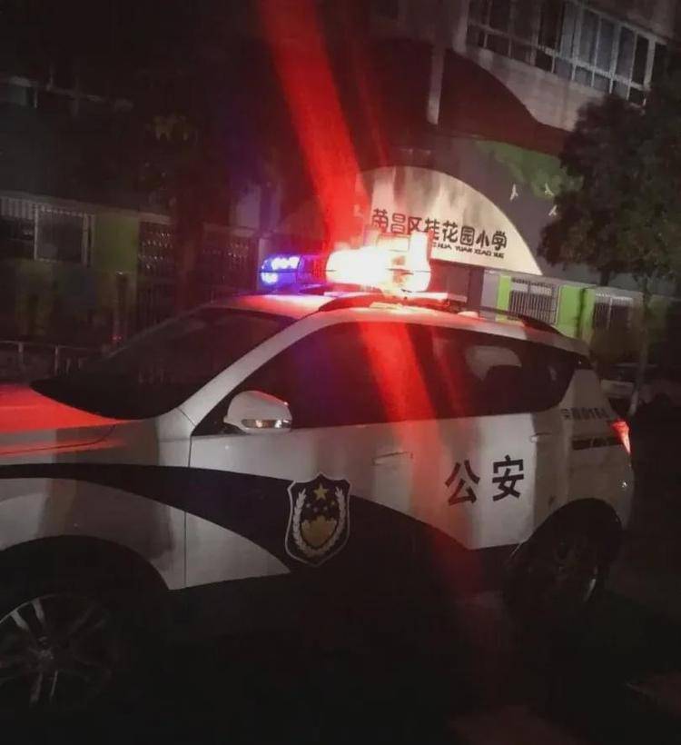 警徽闪耀抗洪防汛一线 荣昌公安在行动