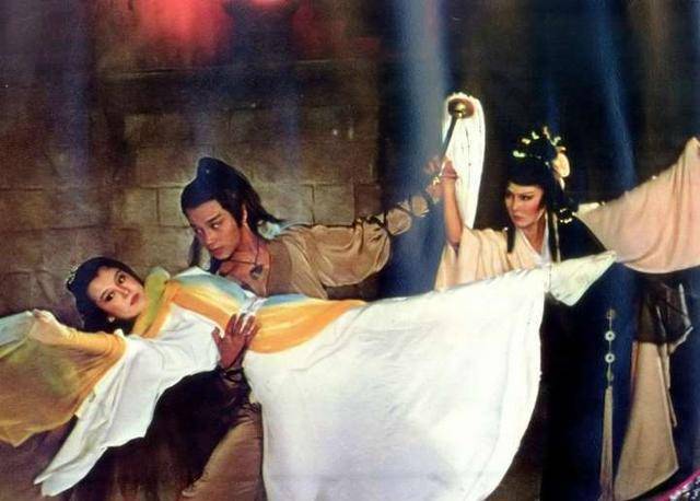 紧接着她又和张国荣合作演了《杨过与小龙女》,张国荣不管是在戏里戏