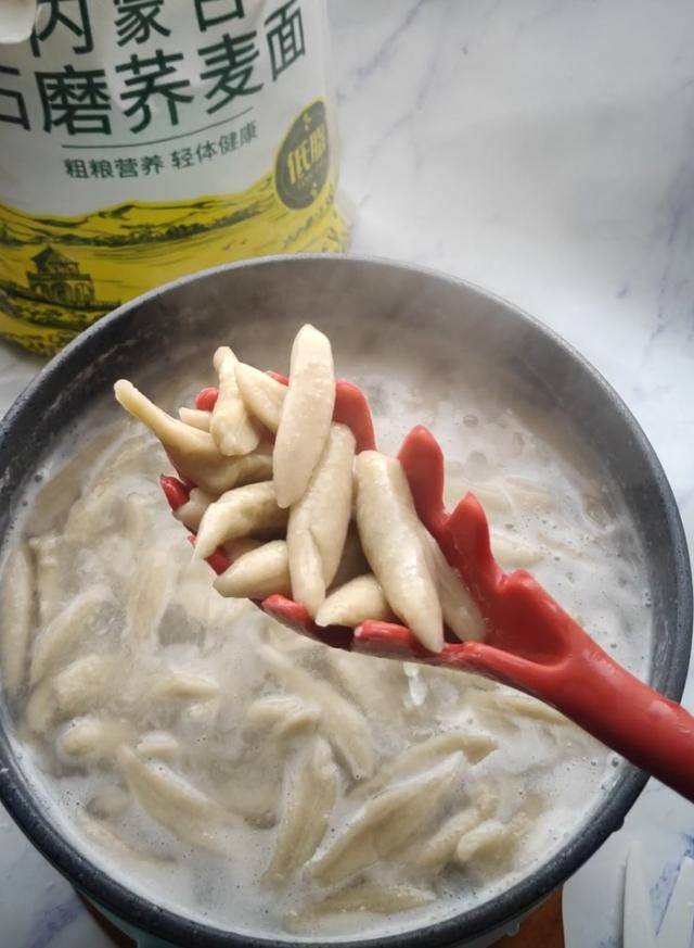 8.将控干水分的面鱼鱼放入盘中