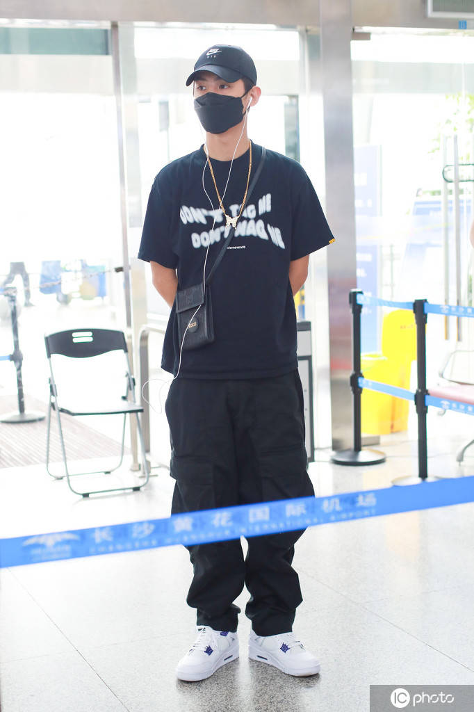 justin黄明昊一袭黑衣现身 背手站立姿势奶乖奶乖-搜