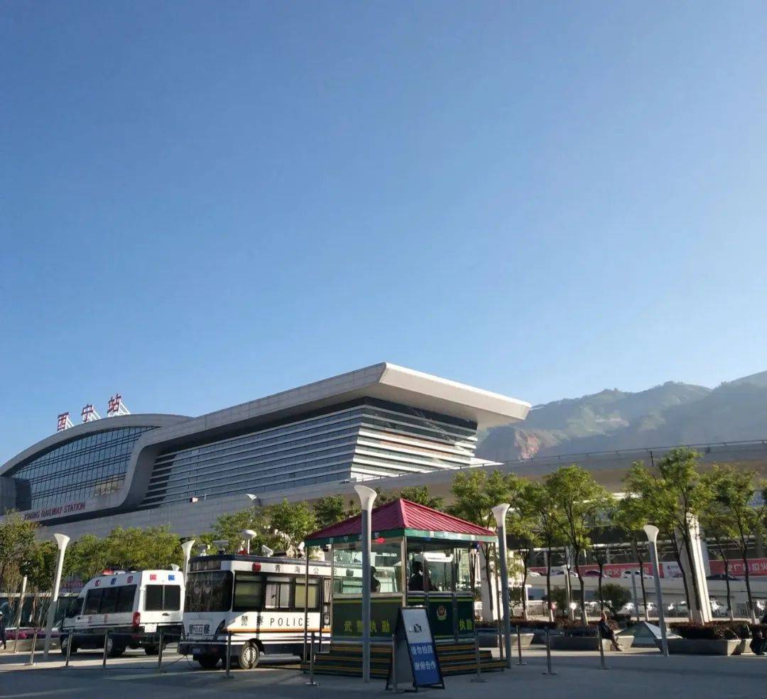 游览世界文化遗产——麦积山石窟(1)从西宁再次进入甘肃境内,天水南站