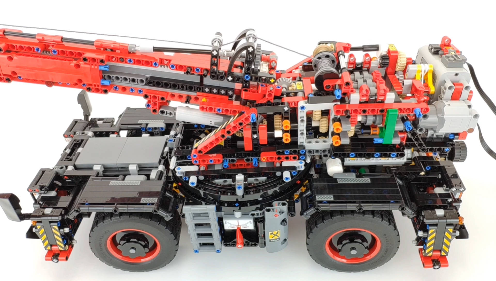 乐高42082全地形起重机剖析机械传动之美底盘支撑臂功能的实现