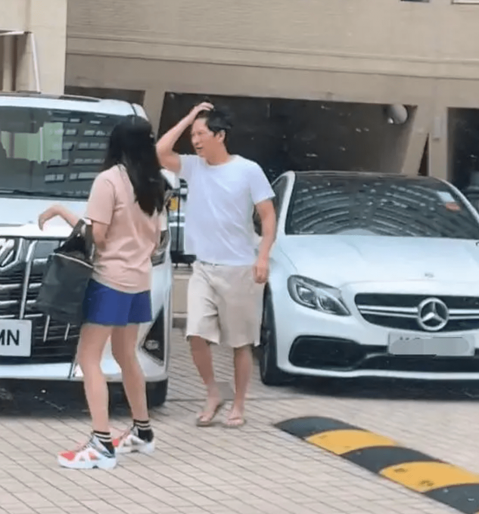 网友偶遇影帝张家辉 穿白t短裤踩人字拖接地气