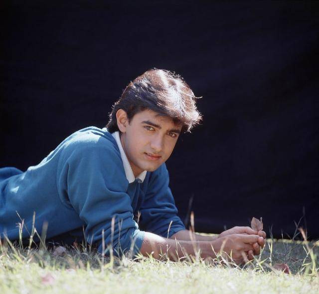 因为家中特殊的环境,阿米尔汗8岁时就在家中旁听电影