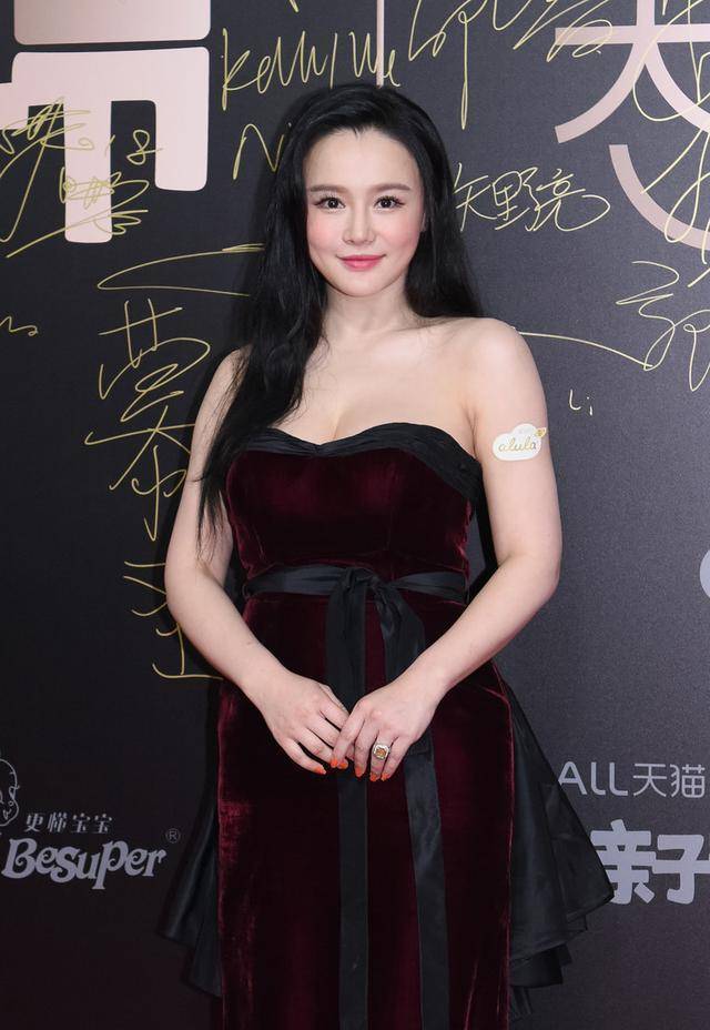 尤物身材冉莹颖,穿酒红色丝绒裙高贵霸气,邹市明太幸运