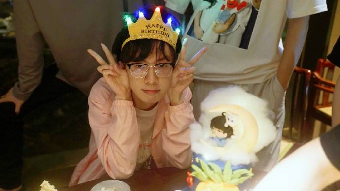 ig宝蓝生日会照片引热议,网友:正常男生都是这么拍照的吗?_姿势