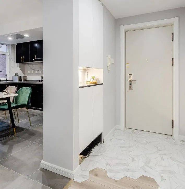 而面积大的玄关,则可利用门厅的优势,也可以做成一个l型柜,为家庭提供