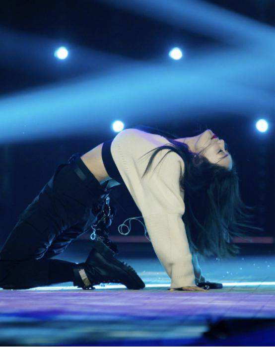 原创刘芸一身女团装太随性一字马造型很抢镜实力真挺强的