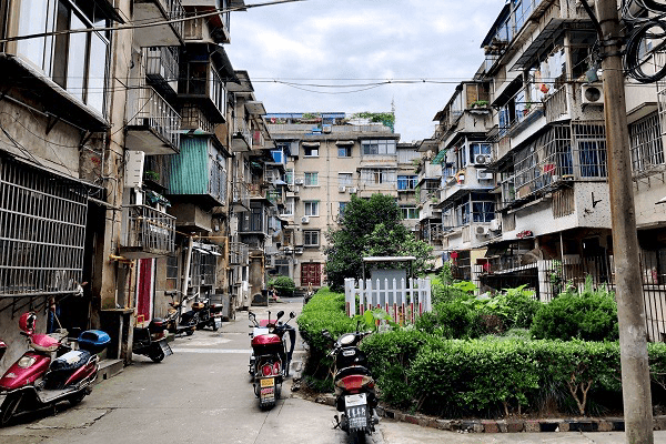 原创中浙网:桐庐老城区高楼大厦中的静谧瑰宝