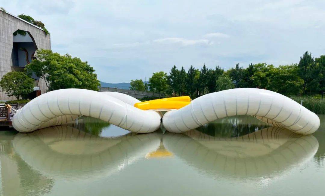 从高处往下望去, 蹦蹦桥就像一个超大的奶油味甜甜圈, 让每个人都能