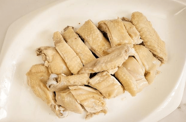 同样做口水鸡,鸡肉"煮熟"和"焖熟"差别大,难怪肉质老不鲜嫩