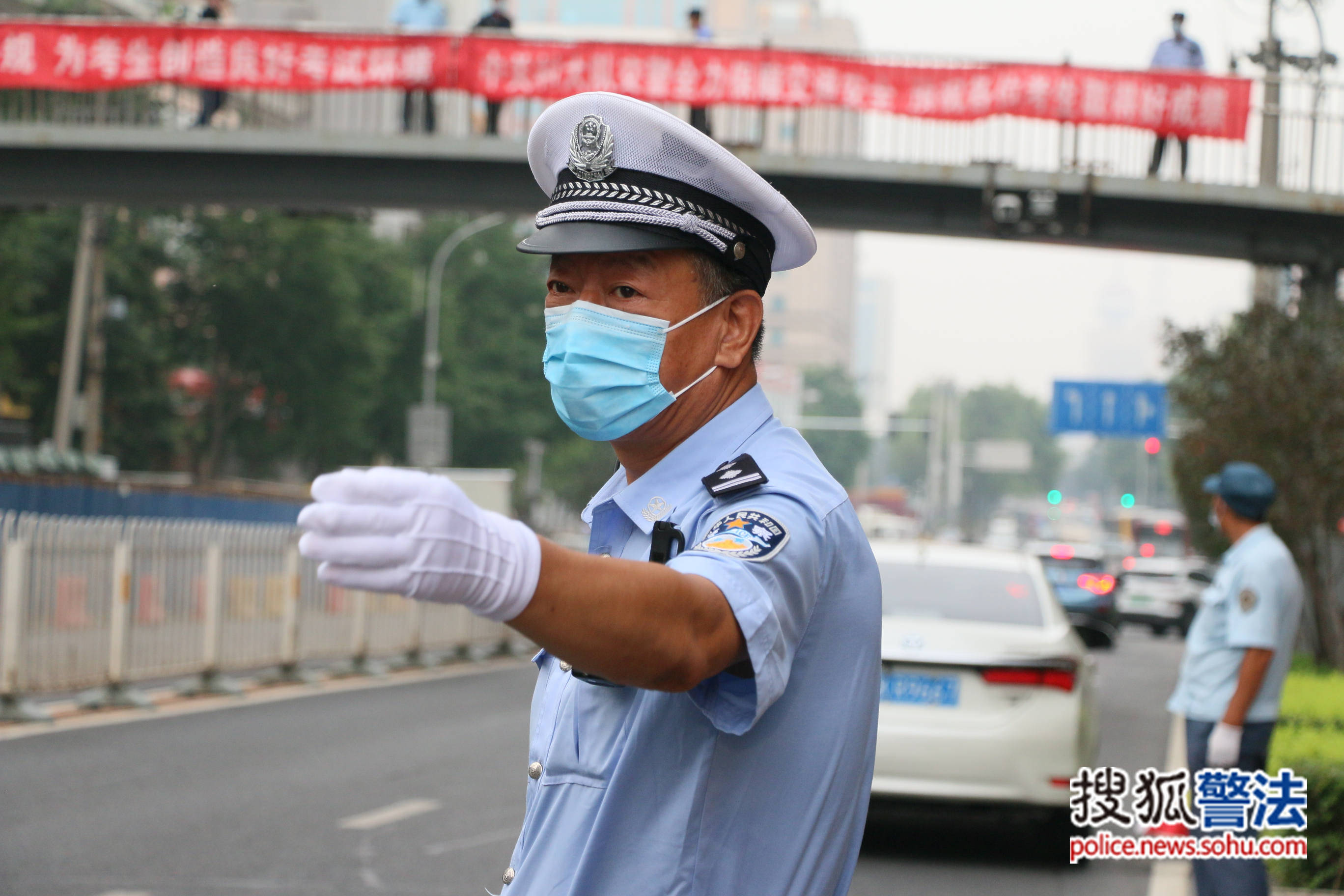 59歲老民警愛心護考32載 為考生站好最後一班崗