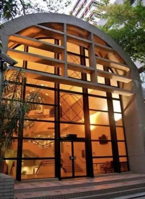 并且 还特意以妻子庄月明的名义,在她的母校香港大学捐赠了一栋楼,便