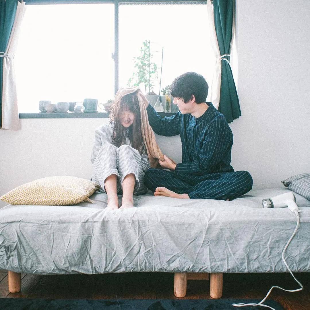 日本情侣摄影师拍下两代人的日常!70w网友羡慕到哭!