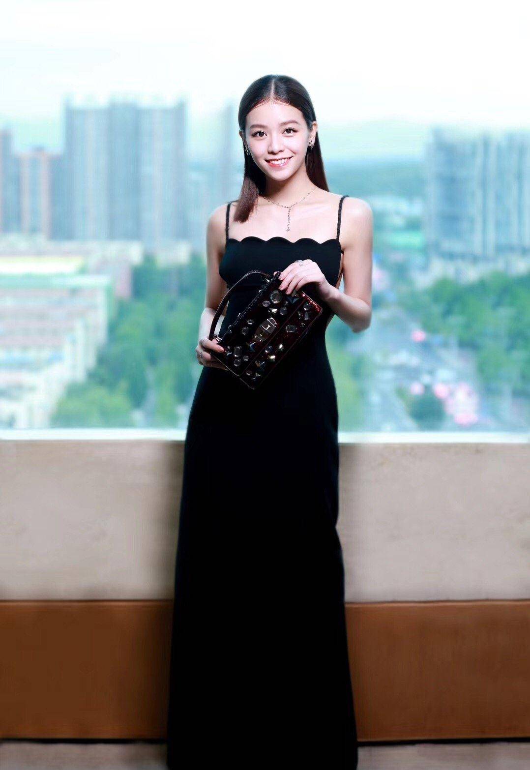 27岁宋芸桦美得高贵,穿黑色礼服身材精致,气质优雅_姑娘