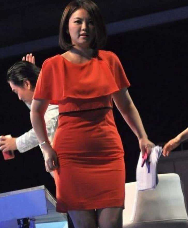 原创李湘打扮贵妇,但没修图的近照确实胖,黑色都显不了瘦!