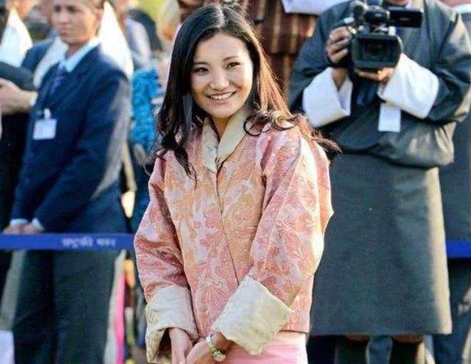 21岁佩玛不懂礼节!竟给查尔斯王子行礼,被不丹国王一把拽起