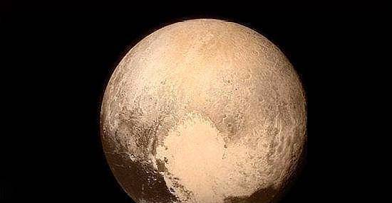 冥王星的爱心被认为表面有大量的甲烷和一氧化碳水冰