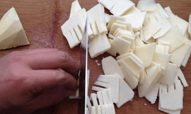 然后,切成片,由于竹笋中有一层一层的节,所以切片时需要先横向切成段