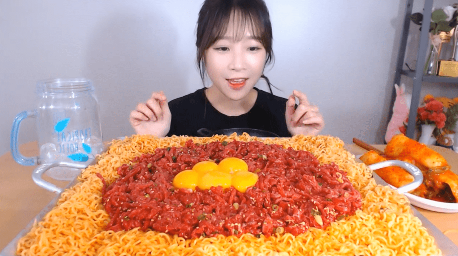 大胃王挑战一盆"火鸡面",刚吃一口就露馅了,网友:我能吃5盆!_妹子