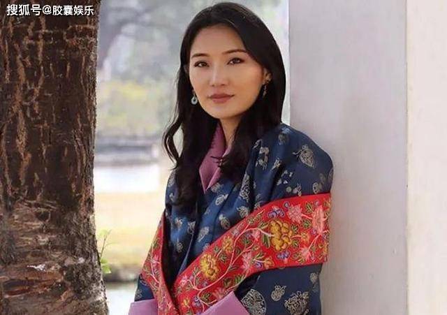 原创佩玛王后为了挽回丈夫心,化浓妆亮相晚宴,反而显老10岁丢尽颜面