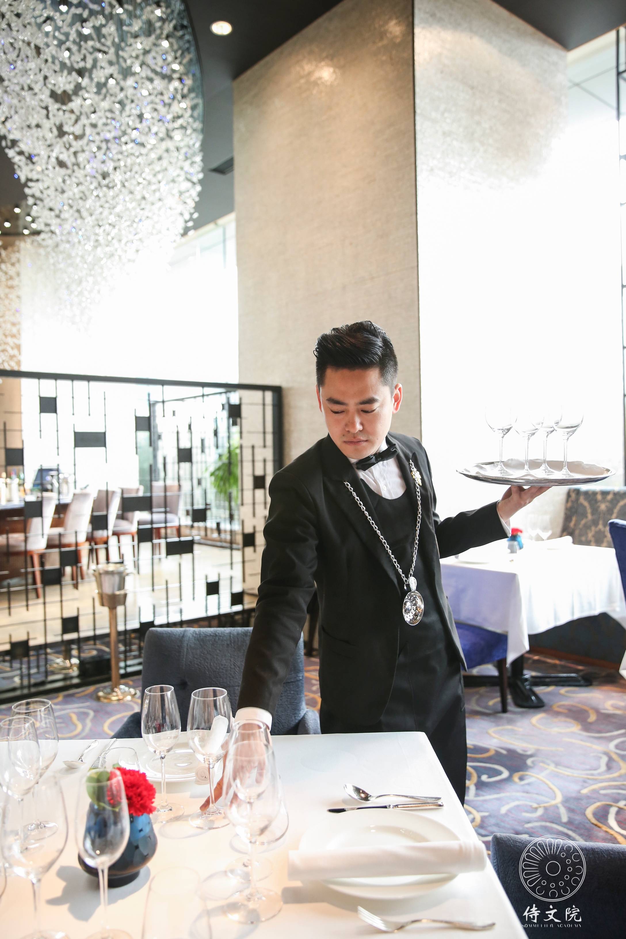 见过最高标准的侍酒师服务侍文院院长李航亲自示范绅士满分丨高清图