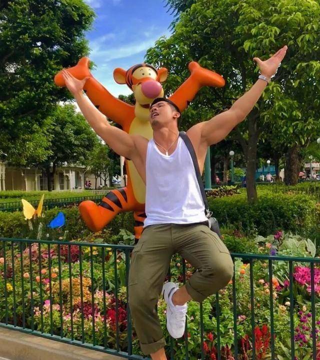 原创泰国"最帅和尚"还俗,出家4年每天都不忘健身,还俗后成为模特