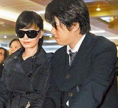 曾在春晚爆红,一首歌火了30年,本以为退休的他,却已经离世七年_潘安邦