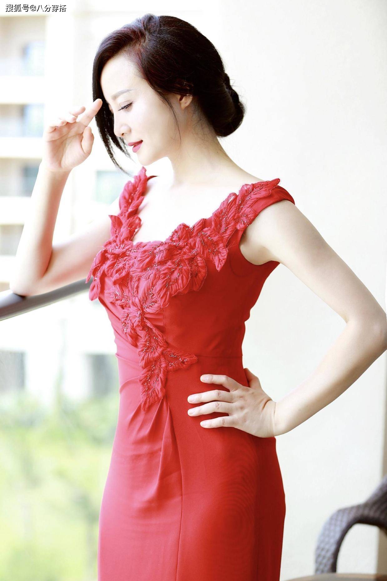 陶红把大红色连衣裙穿得那么美,优雅大气,一般人穿不出来这效果_手机