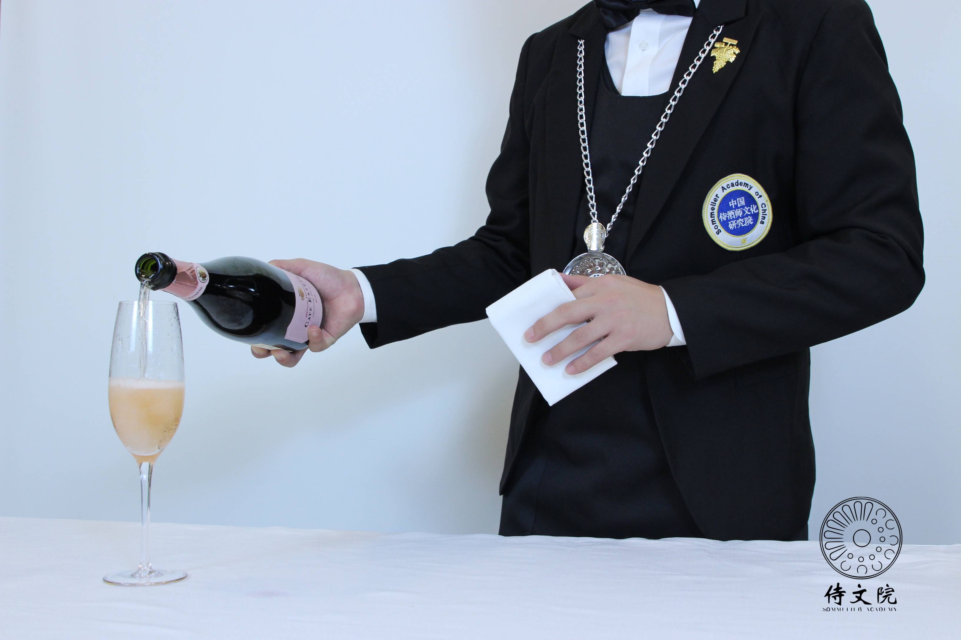 侍文院星级侍酒师【技能实操教学】—— 如何优雅地开香槟丨香槟花式