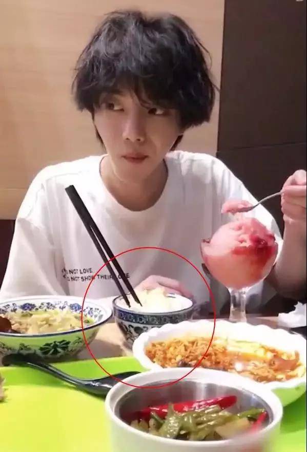 华晨宇瘦到脱相被吐槽直到看到他吃饭的方式网友想胖都难