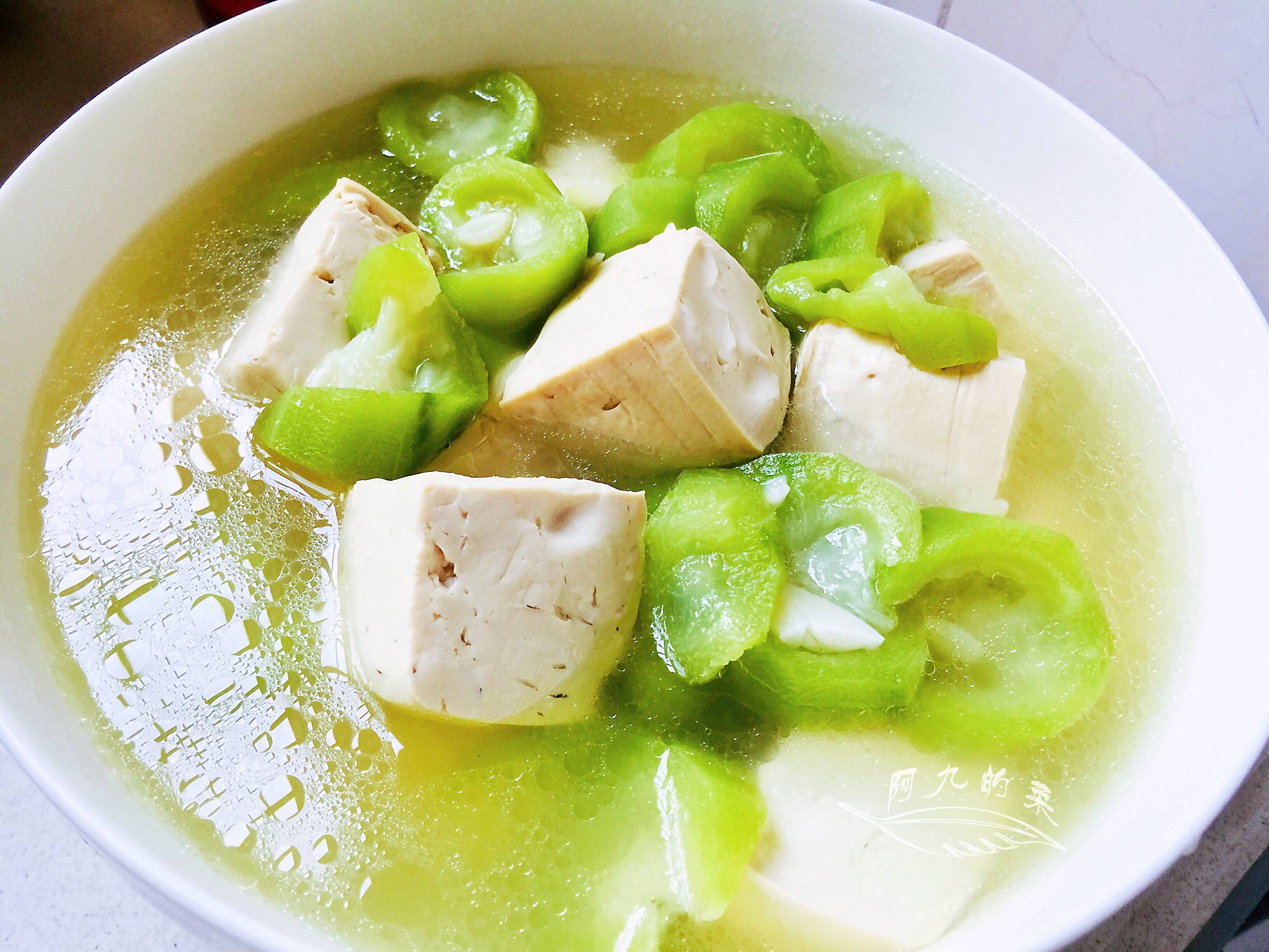 然后下入丝瓜一起炖,利用煮出来的豆腐细孔去吸收丝瓜的清甜味