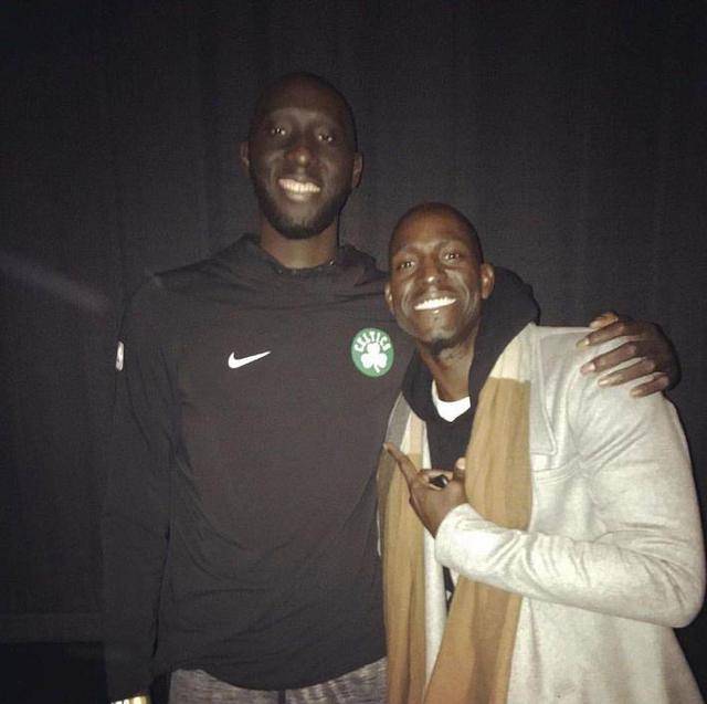 nba网红法尔身材有多夸张?字母哥合影像弟弟,女球迷只到胃部