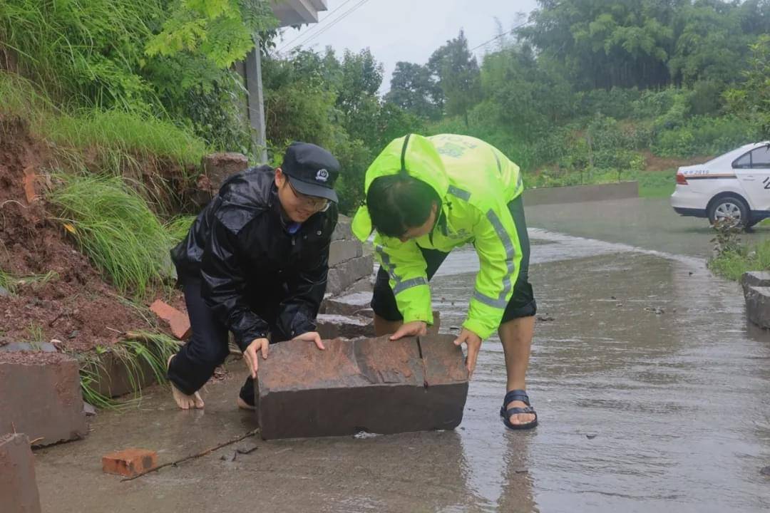 暴雨侵襲!梁平公安全力以赴開展抗洪搶險救災工作