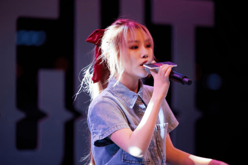 苏晗参加成都dounight街头音乐会首场线下演出温暖而至