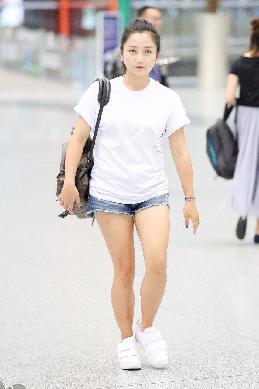 何洁披头散发打扮邋遢,失业了穿廉价t恤,好寒酸啊!