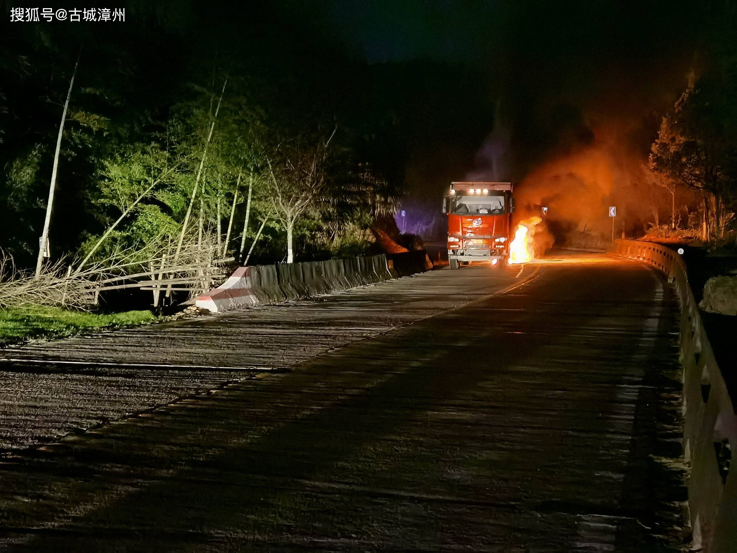 【夏季百日会战】夜间货车路上行驶自燃,民警消防迅速灭火