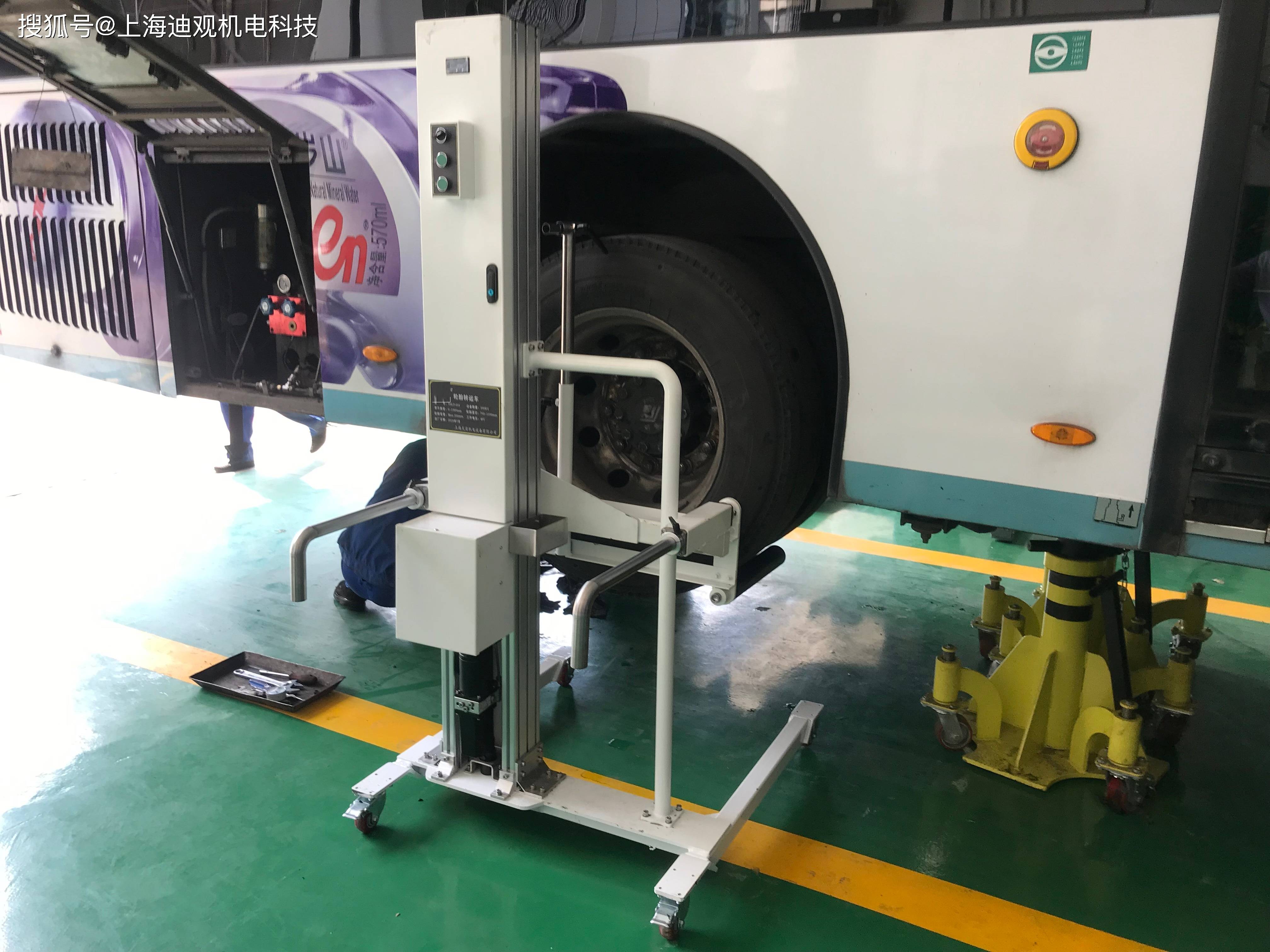 公交使用移动重型举升机,新型维保工位方式,地沟维修至地面直立维修