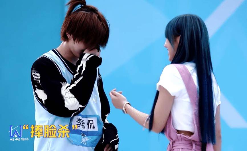 李希侃被程潇"摸脸杀",镜头扫过他脸上的表情,这反差萌我爱了