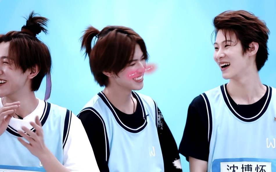 李希侃被程潇"摸脸杀",镜头扫过他脸上的表情,这反差萌我爱了