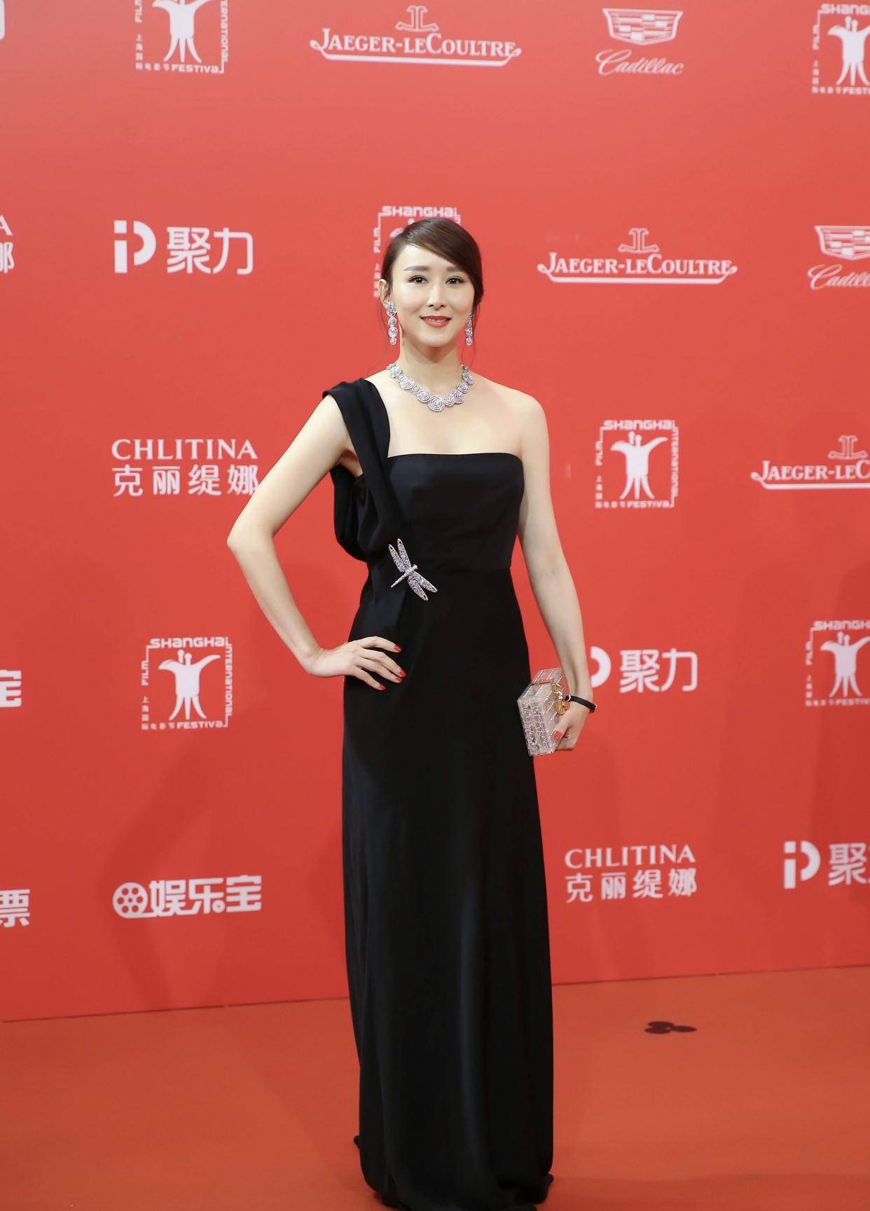 百亿阔太胡静穿黑色薄纱礼服优雅华贵淡妆披发更温婉