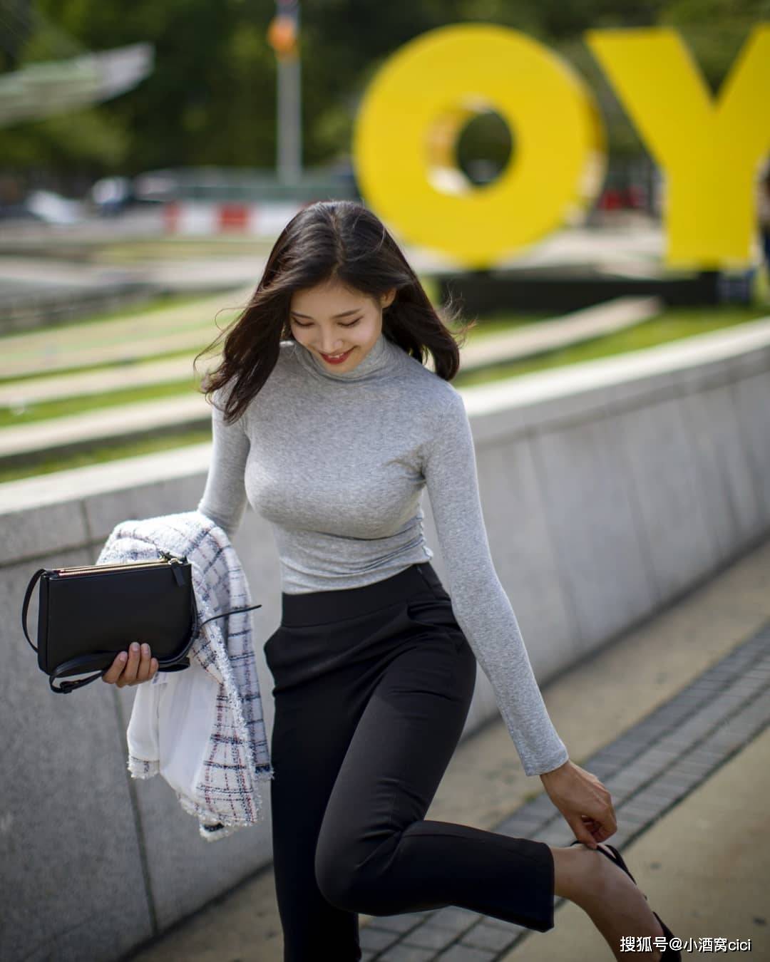 虽然有外套也无法掩饰女生纤细的腰肢